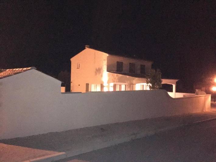 Location de vacances pour 9 personnes, avec piscine ainsi que vue et jardin, adapté aux familles dans Lac de Castillon - 3