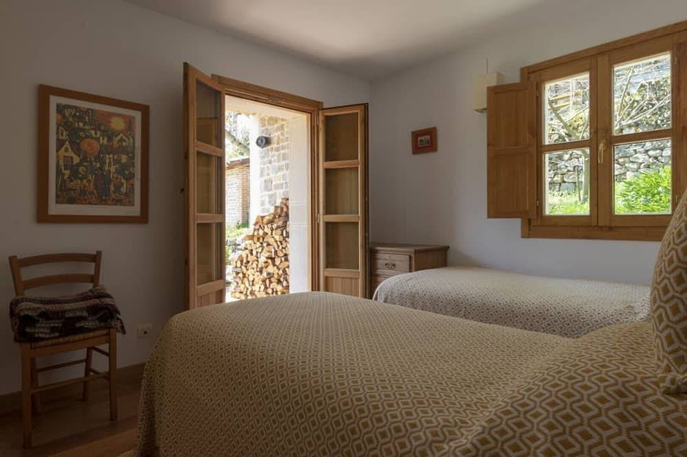House in mountain location with amazing views. in Berodia, Cabrales