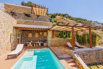 Cottage pour 4 personnes, avec vue ainsi que jardin et piscine dans Gialova