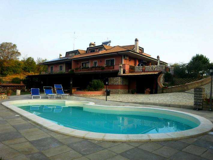 Chambre d’hôte pour 4 personnes, avec Balcon et Terrasse ainsi que Jardin et Piscine à Monterotondo