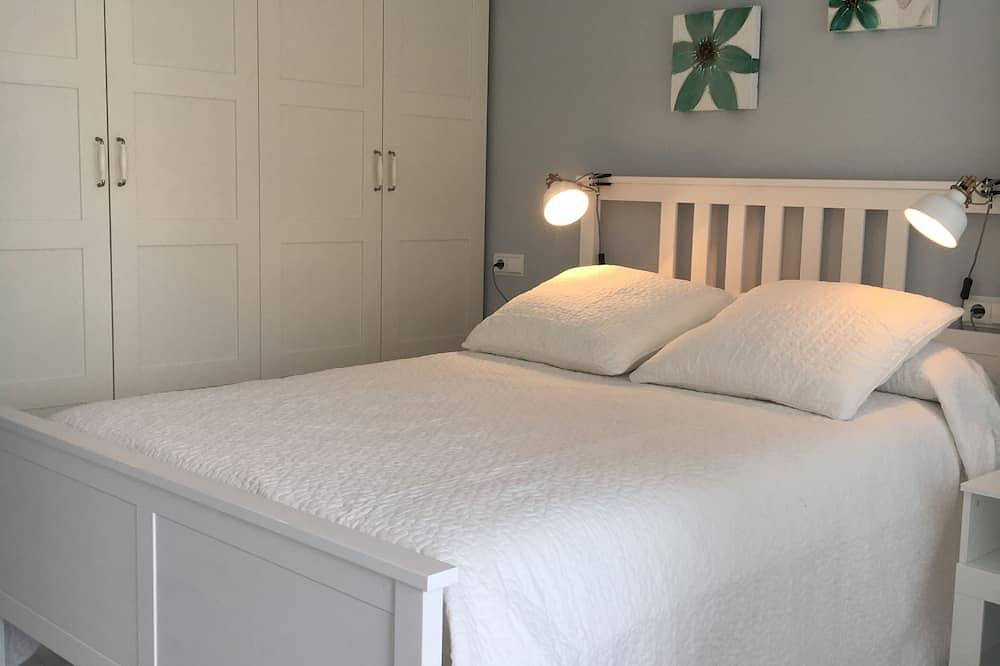 Entire apartment, La Carihuela, 3 bedrooms, 50 m from the beach, bright, large swimming pool, Netflix in La Carihuela, Torremolinos