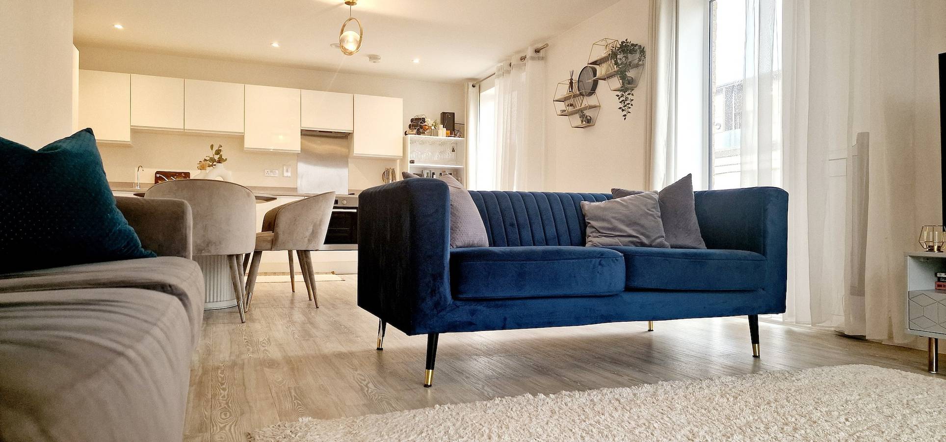 Entire holiday apartment, Gym, Free Parking, 25 Mins to Central London in Surrey
