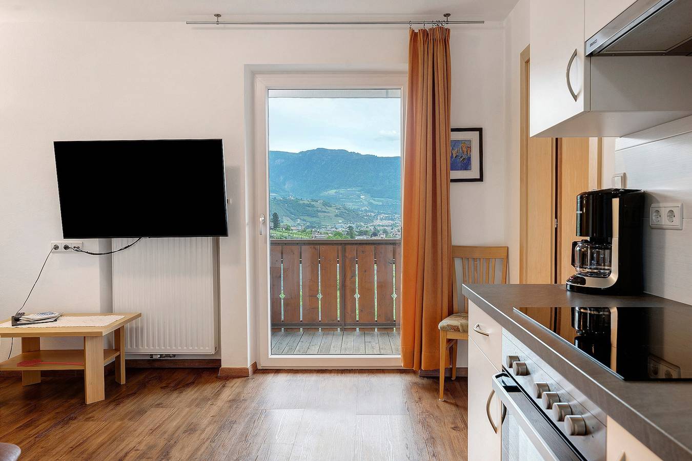 Ganze Wohnung, Apartment A3 mit Blick auf Meran, Gemeinschaftspool, Whirlpool und Wlan in Mitterplars, Algund