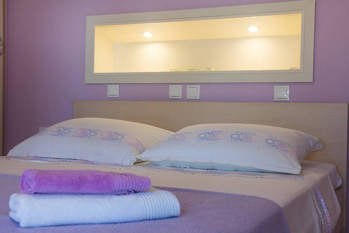 Ganze Wohnung, Das Apartment Sandra 2 befindet sich in der Gegend von Malin, Mali Lošinj. Geeignet für 2 Personen, im Erdgeschoss, bestehend aus: Schlafzimmer, Küche, Badezimmer mit Dusche und Terrasse. in Mali Lošinj, Lošinj (Kvarner Bucht)