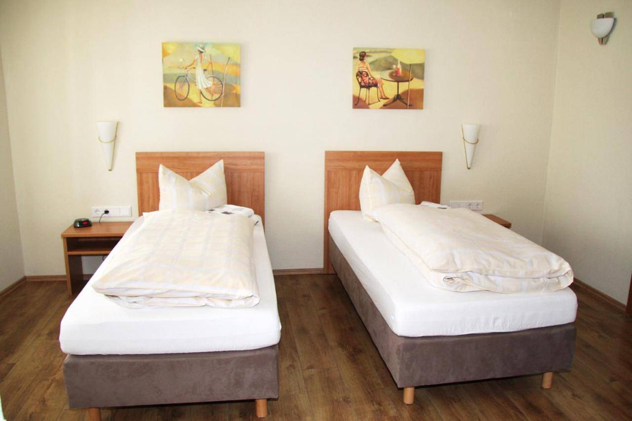Single Room with Bathroom in Baunatal, Hessisches Bergland