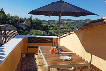 Gîte pour 4 personnes, avec balcon et piscine à Venterol