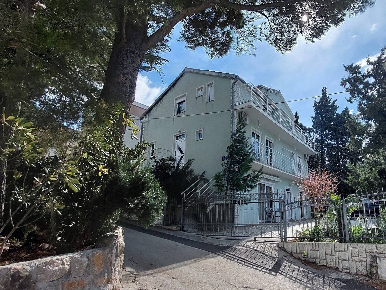 Ganze Wohnung, Apartments Smokvica - Three Bedroom Apt/Terrace in Starigrad Paklenica, Starigrad