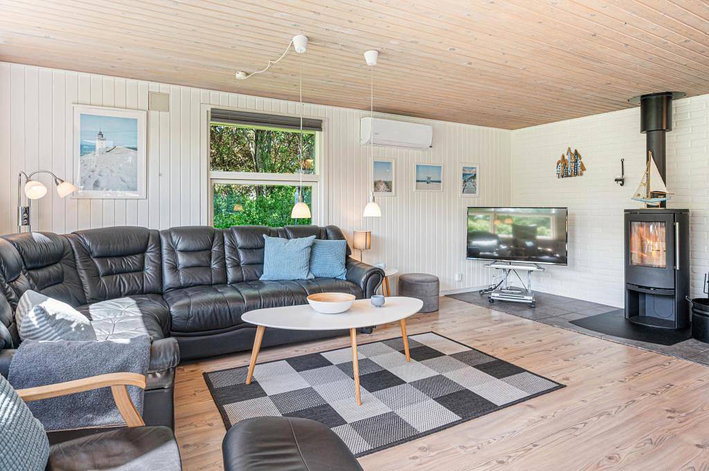 Ferienhaus mit Aktivitätsraum und Kaminofen in Bjerregård, Holmsland Klit