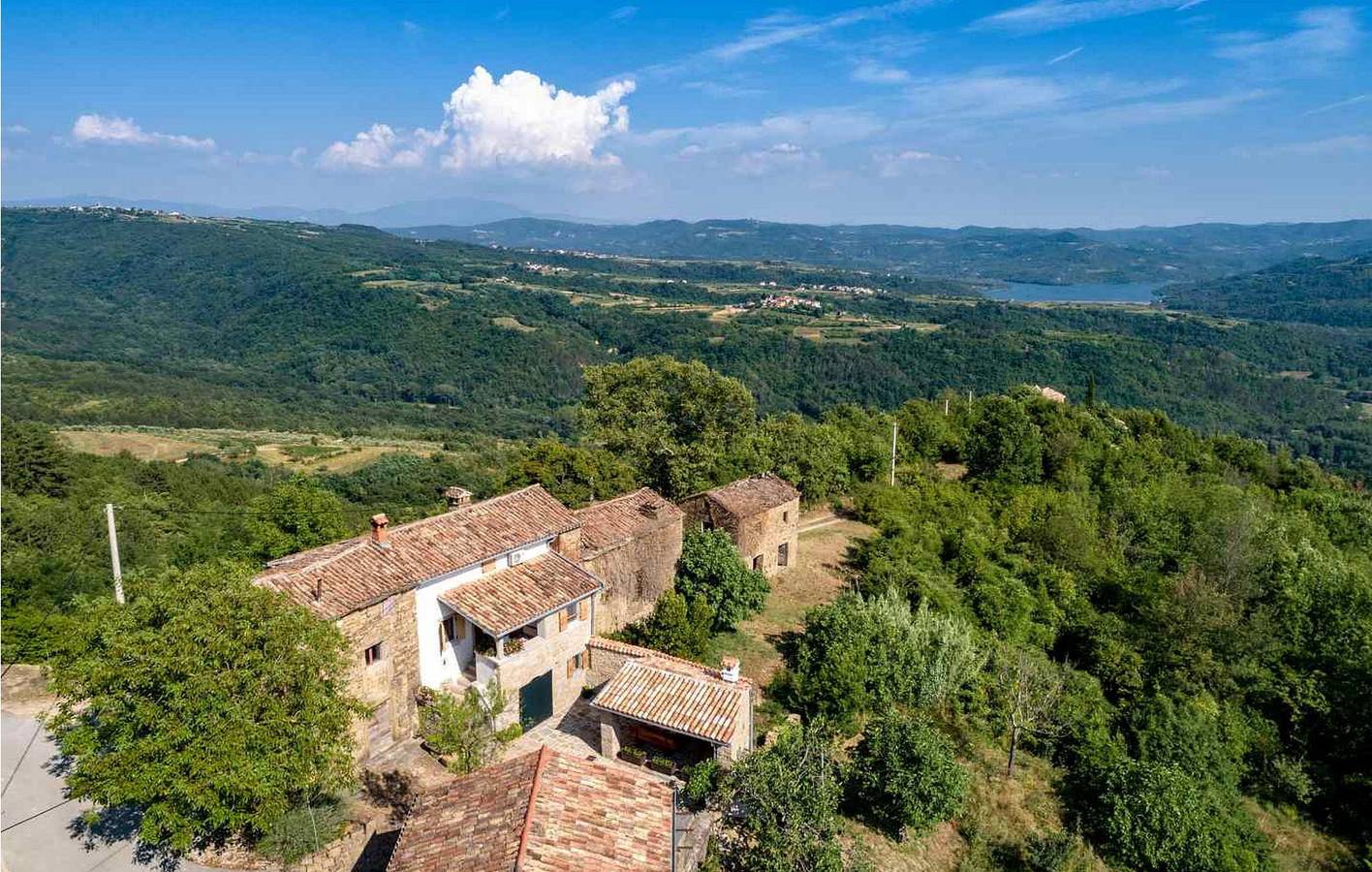 Ganze Ferienwohnung, Gemütliche Ferienwohnung mit WLAN, Klimaanlage und eigener Terrasse in Buzet, Zentralistrien