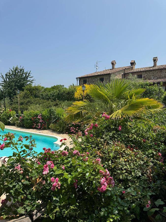 Agriturismo per 5 persone, con piscina e giardino nonché panorama e sauna in Urbania