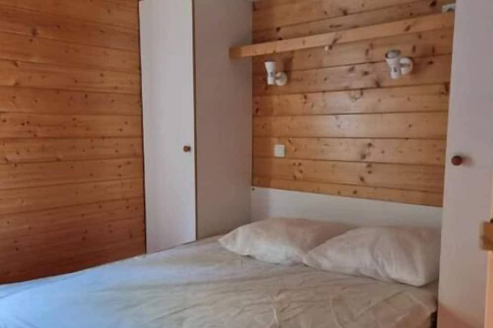 Chalet nature et lac dans Parc Résidentiel de Loisirs avec piscine in Lissac-sur-Couze, Région de Brive-la-Gaillarde