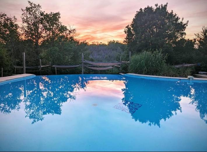 Cottage pour 4 personnes, avec vue ainsi que piscine et jardin, animaux acceptés à Sauliac-sur-Célé