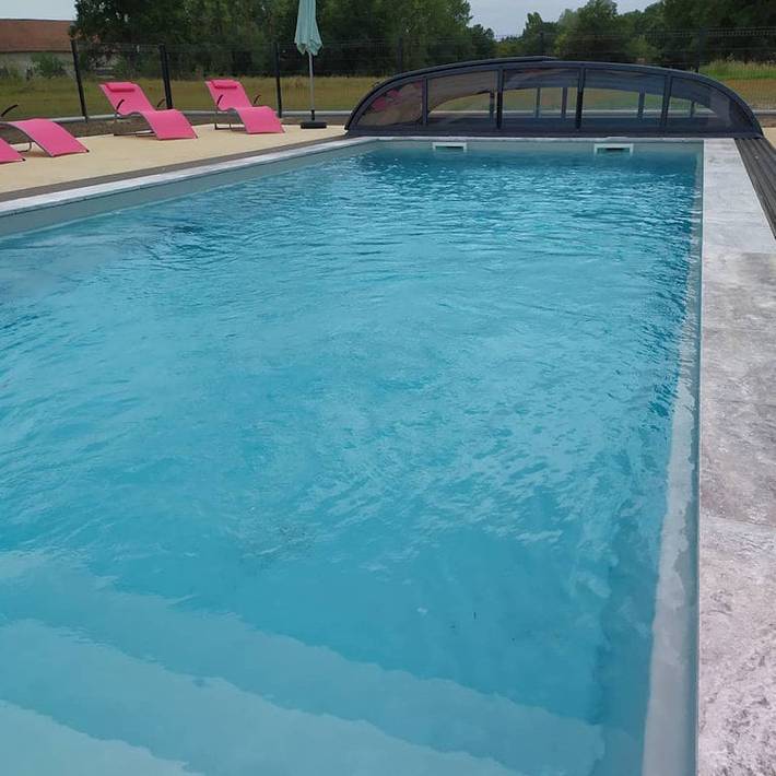 Gîte pour 6 personnes, avec piscine ainsi que terrasse et jardin