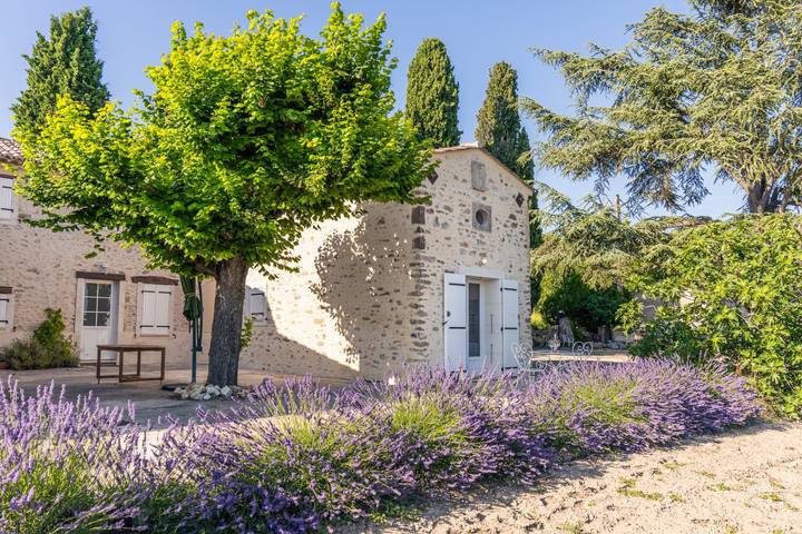 Gîte pour 8 personnes, avec terrasse ainsi que piscine et jardin à Vaison-la-Romaine - 2