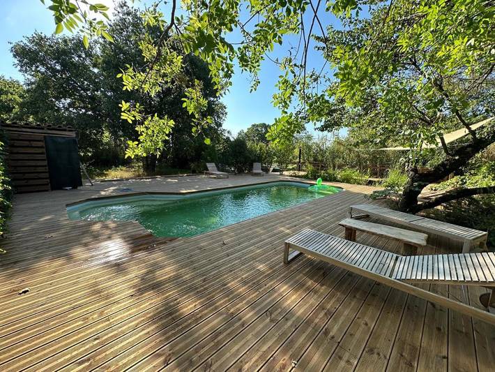 Maison de vacances pour 4 personnes, avec terrasse ainsi que jardin et piscine
