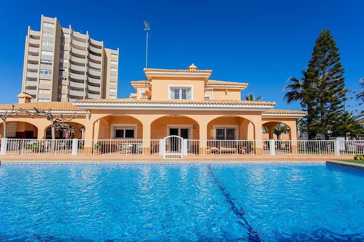 Maison de vacances pour 14 personnes, avec balcon ainsi que piscine et jardin dans La Manga del Mar Menor