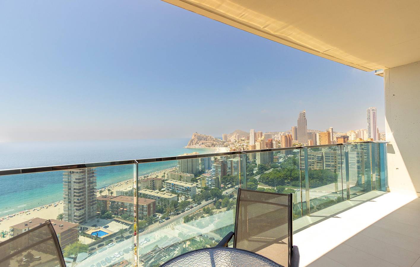 Apartamento de férias inteiro, Apartamento com vista para o mar, com piscina e estacionamento, a 300 metros da Playa de Poniente in Benidorm, Costa Blanca