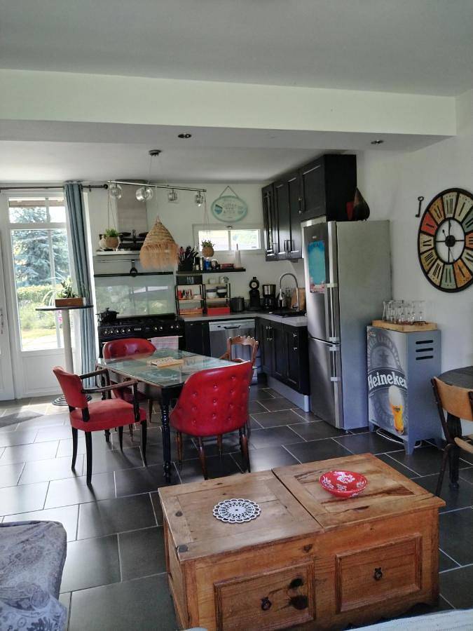 Location de vacances pour 5 personnes, avec piscine ainsi que vue et jardin, animaux acceptés à Alembon