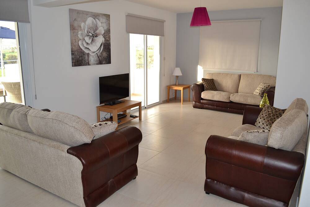 Ganze Wohnung, Beautiful Modern ,Apartment in Larnaca Area, Stunning terrace area & Wifi, Pools in Πύλα, Larnaca Bezirk