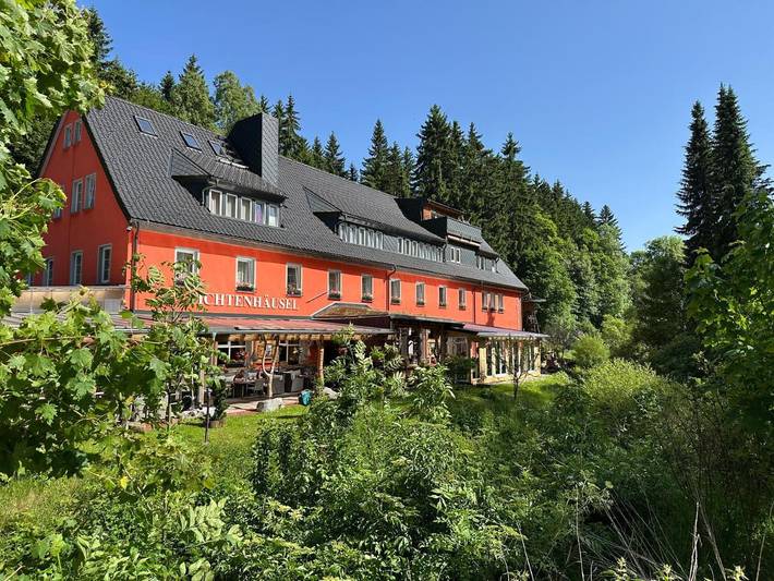 Hotel für 4 Personen, mit Terrasse und Whirlpool sowie Garten und Pool in Bärenstein - 2