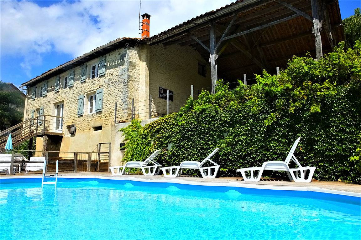 Belle grange convertie, Les Hirondelles, avec piscine in Saint-Laurent-de-Belzagot, Charente
