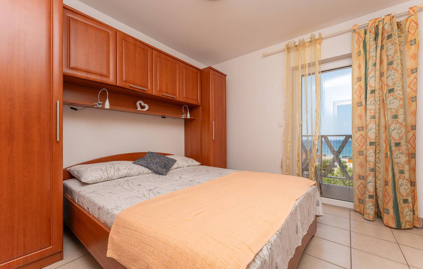 Ganze Ferienwohnung, Gemütliches Apartment mit Meerblick, Terrasse, WLAN und Parkplatz – 400 m vom Strand entfernt in Pakostane, Zadar