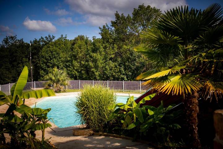 Camping pour 4 personnes, avec bassin pour enfant ainsi que jardin et piscine, animaux acceptés