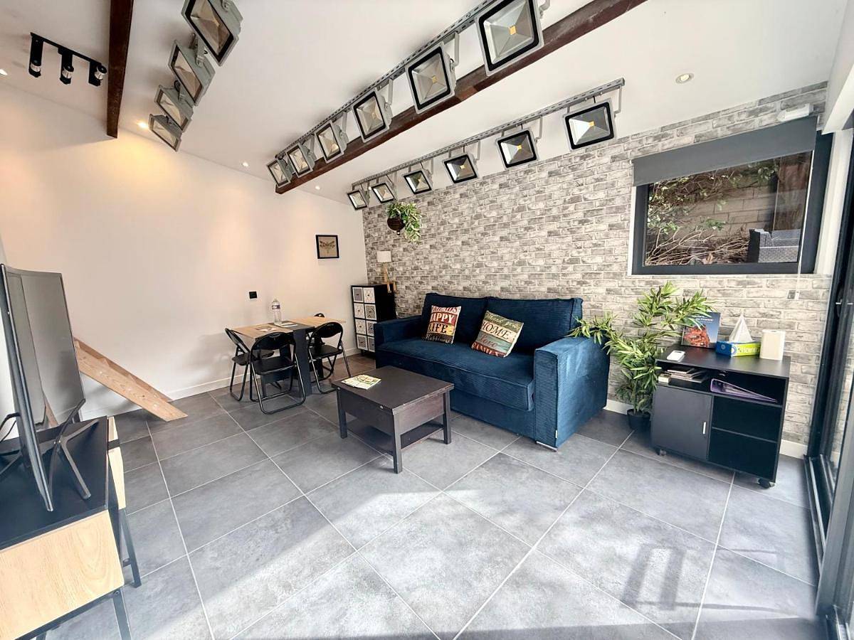 Appartement entier, Renovated Studio 2026 New 160cm Bed 8 min de Lyon in Sathonay-Camp, Lyon et ses environs