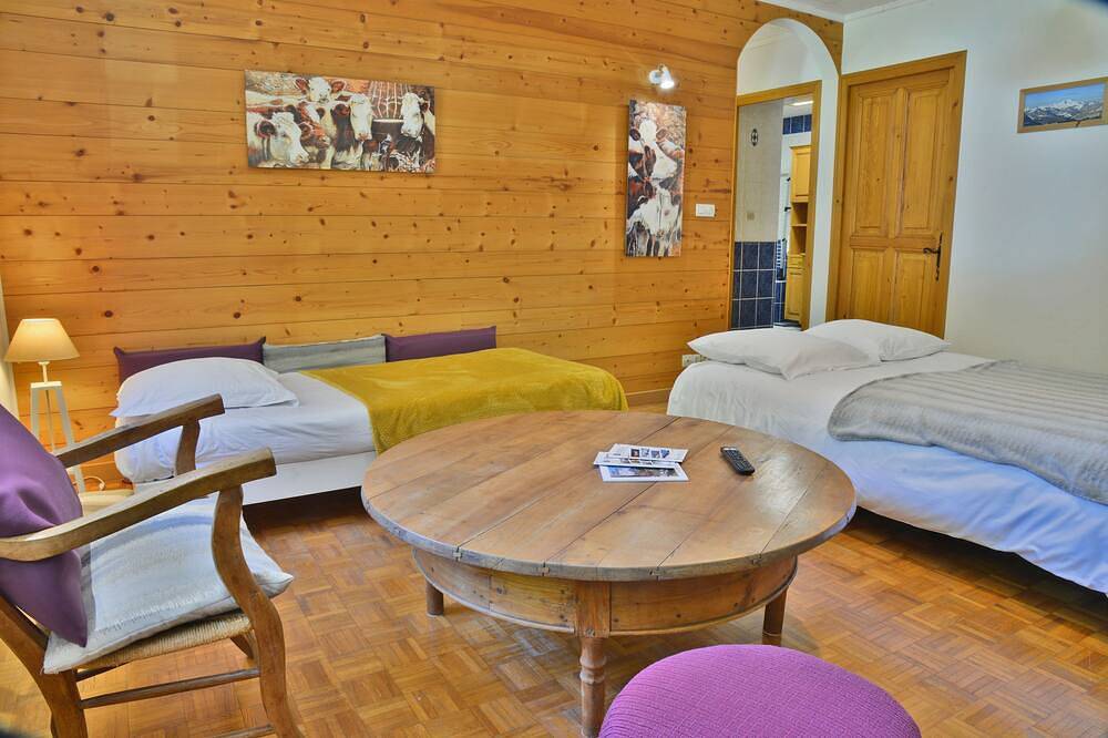 Ganze Wohnung, Apartment 5/6 pers 70 m² Ground floor of chalet Chez Marie, terrace. 100 m ski bus. in Montriond, Les Portes du Soleil