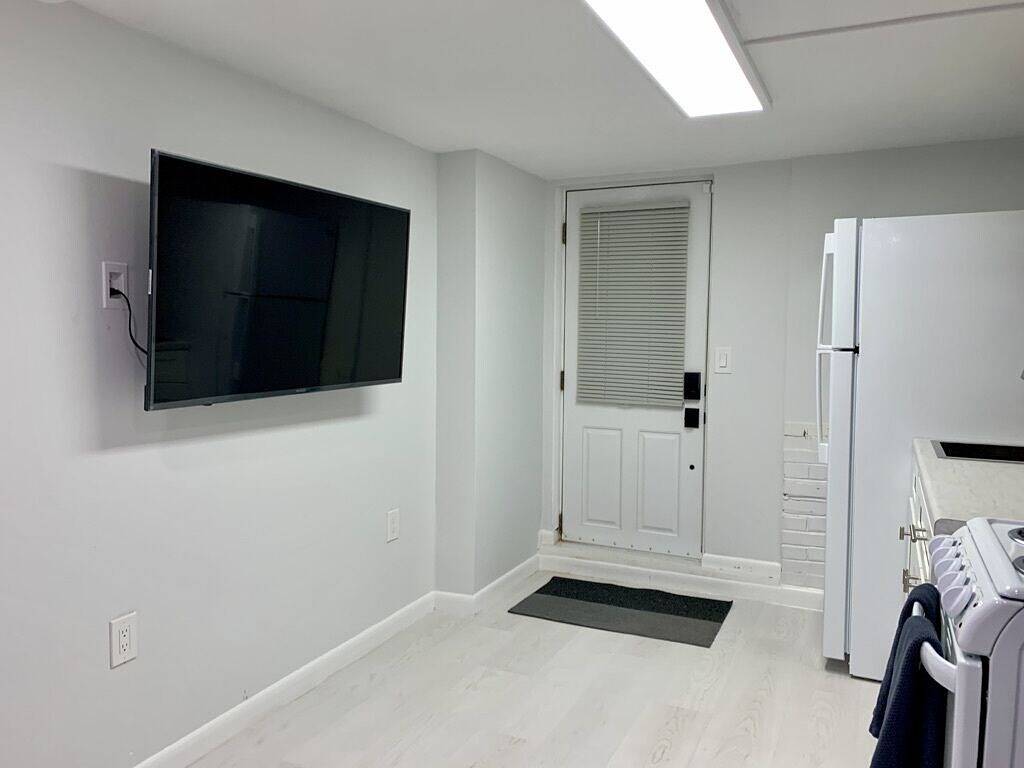 Ganze Wohnung, Modern Basement Suite w/ Private Entrance in Quiet Tree-Filled Neighborhood in Arlington (VA), Arlington County