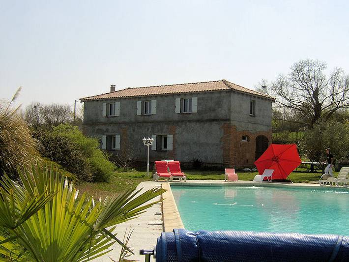 Gîte pour 11 personnes, avec terrasse ainsi que piscine et jardin dans le Gers