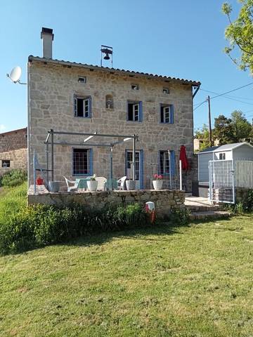 Gîte pour 4 personnes, avec jardin et terrasse à Tiranges