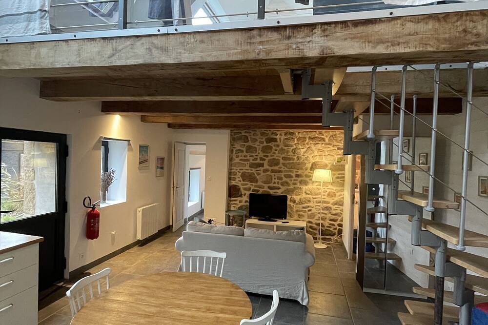 Stone farmhouse for 4 people with heated swimming pool in Trélévern, Rosa Granitküste