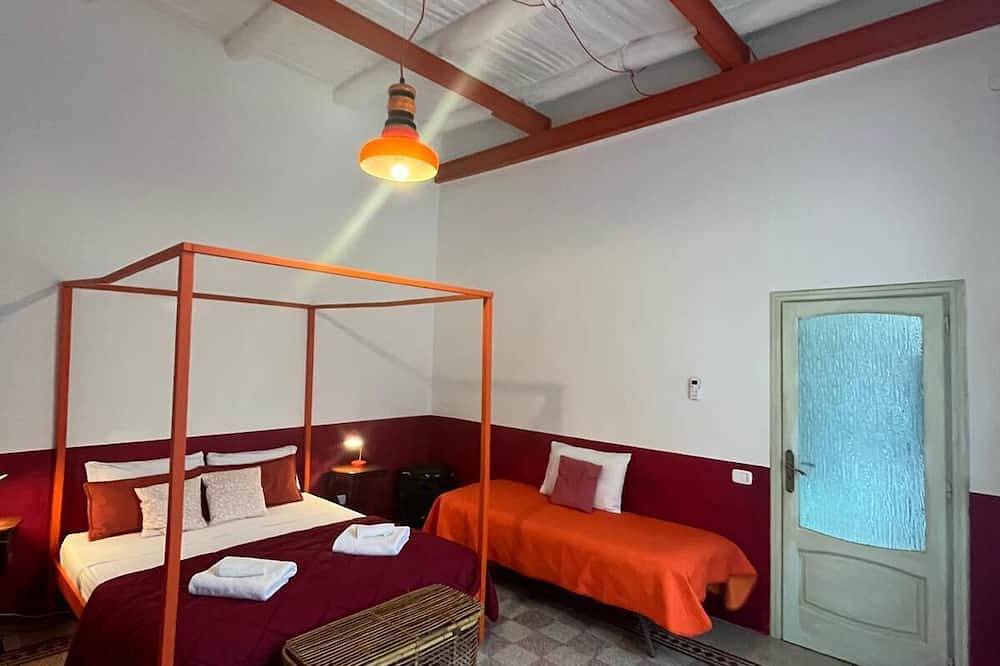 Ganze Wohnung, Cavour Charming terraced apartment in the Historic Center of Naples in Neapel, Neapel Provinz
