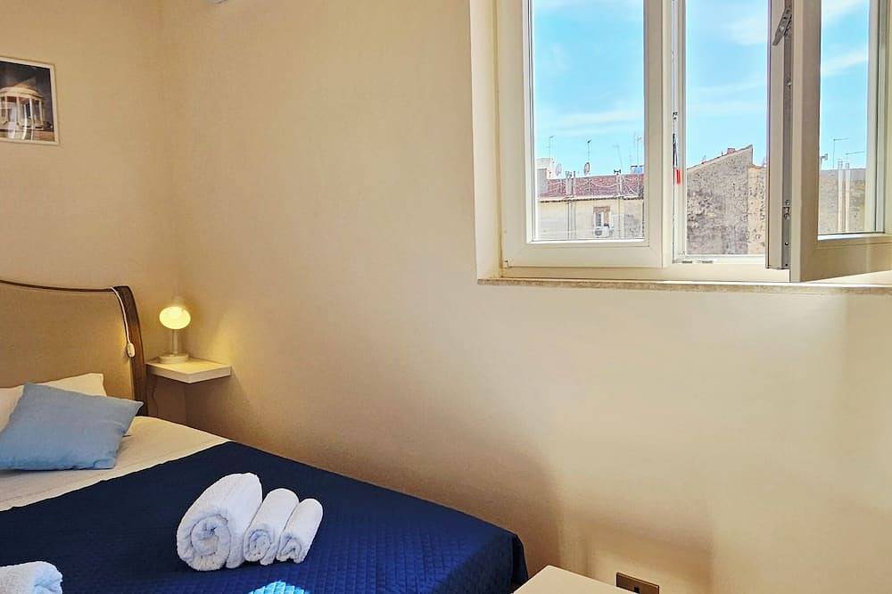 Ganze Wohnung, Attic room a stone's throw from the harbor. Private parking. in Livorno, Etruskische Küste