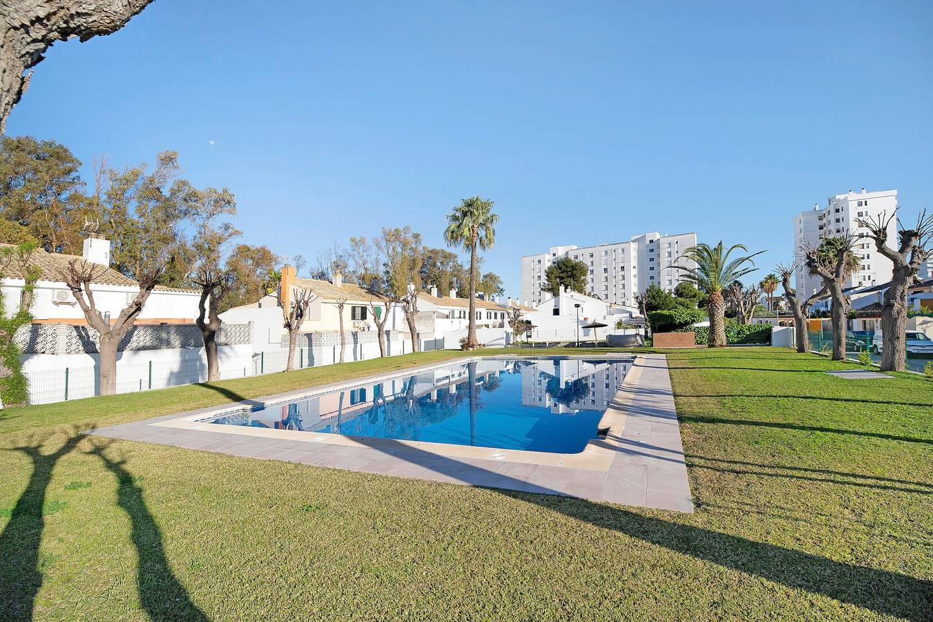 Villa 'Valdelagrana' with Shared Pool, Wi-Fi and Air Conditioning in Valdelagrana, El Puerto de Santa María