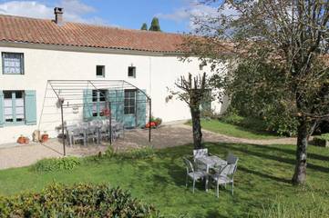 Gîte pour 10 personnes, avec piscine et jardin, adapté aux familles à Nieul-le-Virouil