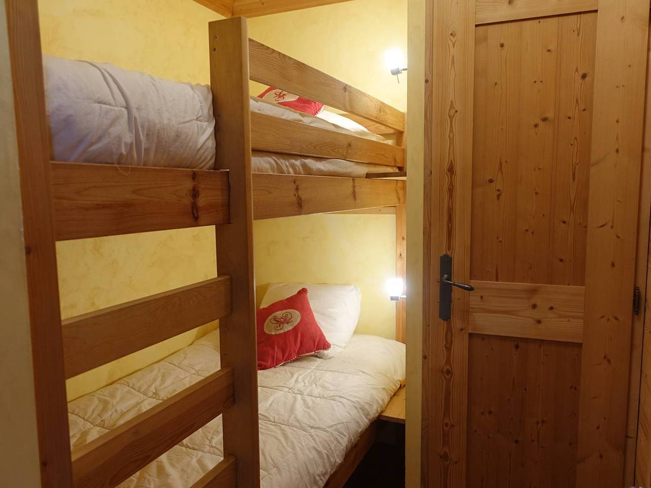 Appartement entier, Appartement cosy 2 chambres à Arêches, cuisine équipée et terrasse in Arêches, Beaufort (Rhône-Alpes)