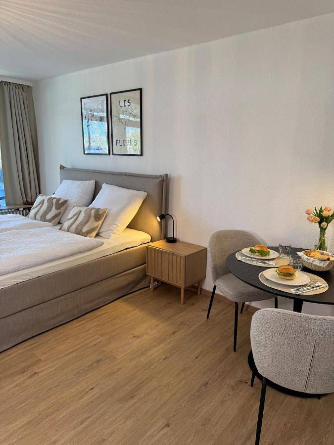 Ferienwohnung für 2 Personen, mit Balkon und Terrasse sowie Garten und Pool