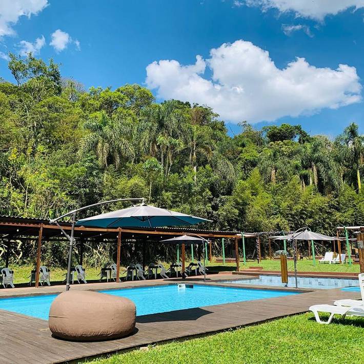Casas e apartamentos de temporada para 2 pessoas, com piscina e jardim e ainda jacuzzi em Itapecerica da Serra