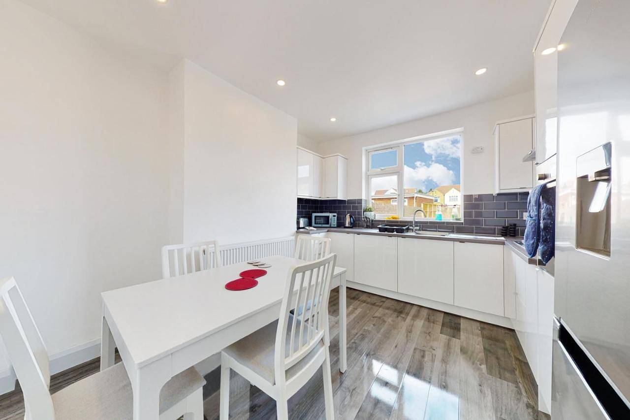 Modern 3 bedroom House with garden & private parking in Twickenham, London