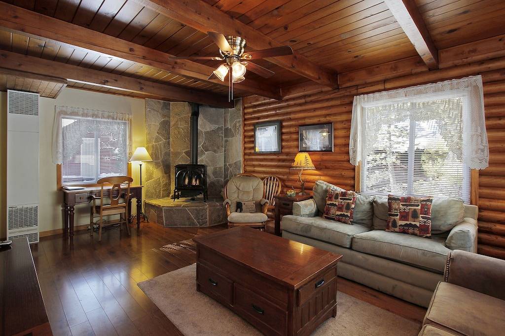 Charming Tahoe Cabin-2 Blocks to Lake, Avail Apr/May, Hot Tub, Pets Ok, Bikes! in Al Tahoe, South Lake Tahoe
