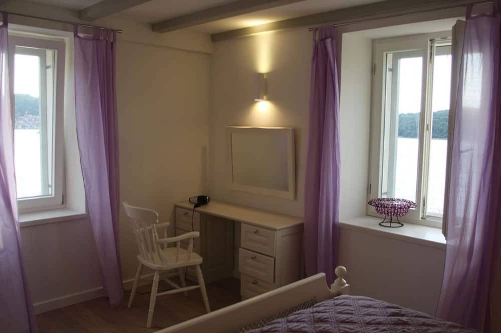 Quality Villa With Stunning Views, Near The Sea, Beaches, Shops, And Restaurants in Vis Town, Vis (Dalmatia)