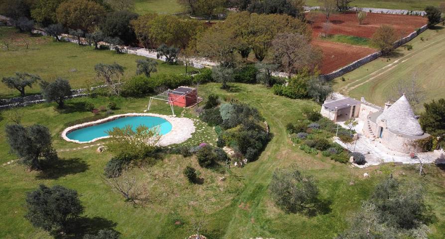 Tenuta con trulli privati e piscina naturale in Cisternino, Salento
