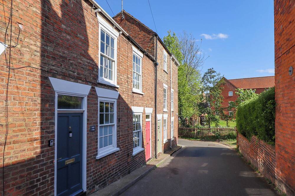 Middle Cottage, pet friendly, with a garden in Louth in Louth, Lincolnshire