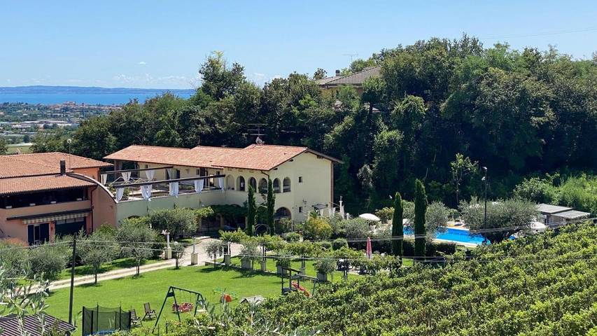 Location de vacances pour 2 personnes, avec jardin et vue ainsi que piscine et vue sur le lac dans Castello (Puegnago sul Garda) - 4