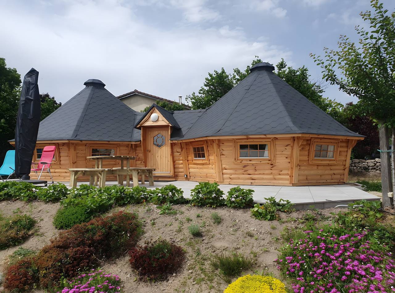 Maison de vacances 'Kota Au Mont Des Autruches' avec terrasse, jardin privés et climatisation in Sainte-Sigolène, Haute-Loire