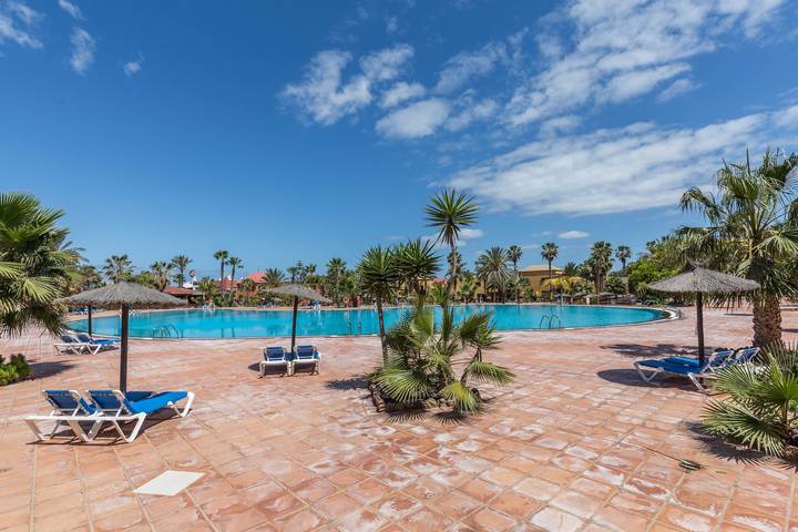 Entire apartment, Vacation Apartment 'Fuerteventura Apartments Herbania' with Mountain View, Shared Pool and Wi-Fi in Oasis Tamarindo, La Oliva