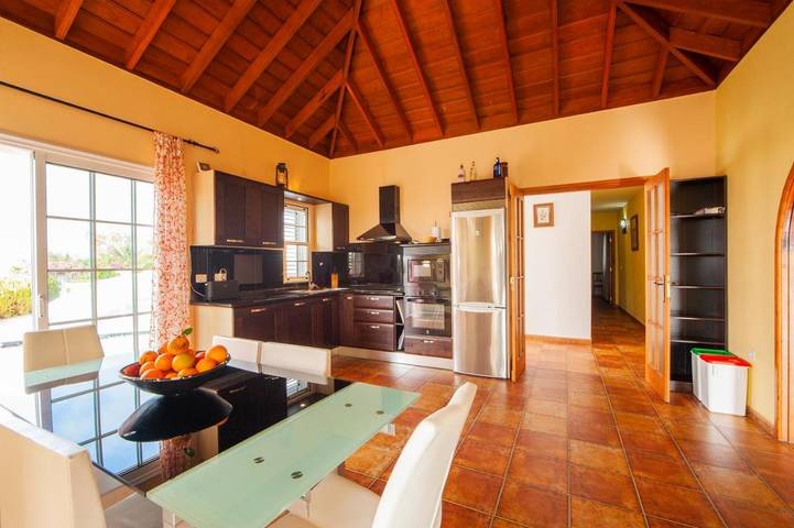 Chalet para 7 personas, con vistas y jardín además de piscina y sauna, Se admiten mascotas en La Palma - 2