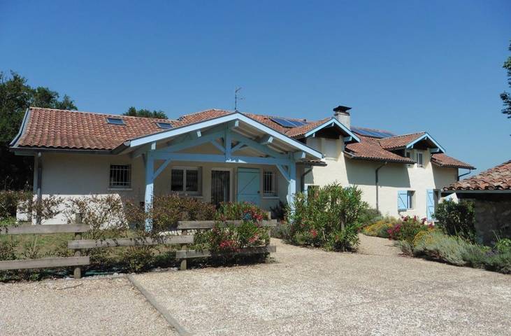 Gîte pour 4 personnes, avec terrasse ainsi que piscine et jardin à Angoumé